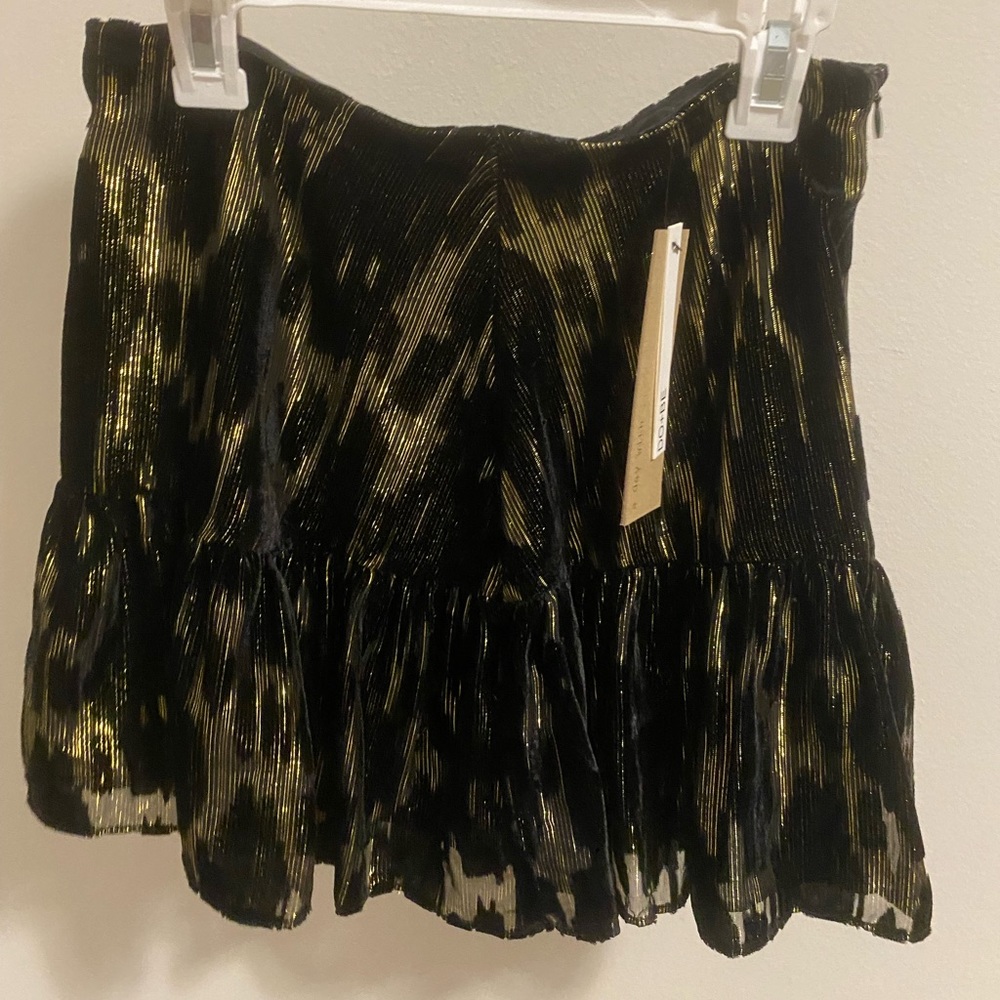 Bo+De Black and gold mini ruffle skirt. Zips on the side. Size small.
